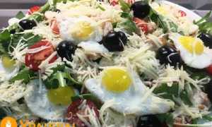 Итальянский салат с рукколой и помидорами