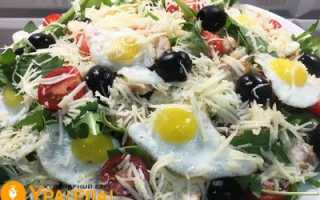 Итальянский салат с рукколой и помидорами